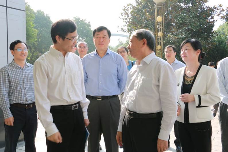 教育部部长袁贵仁考察宁波大红鹰国泰安创业学院（2015.10）
